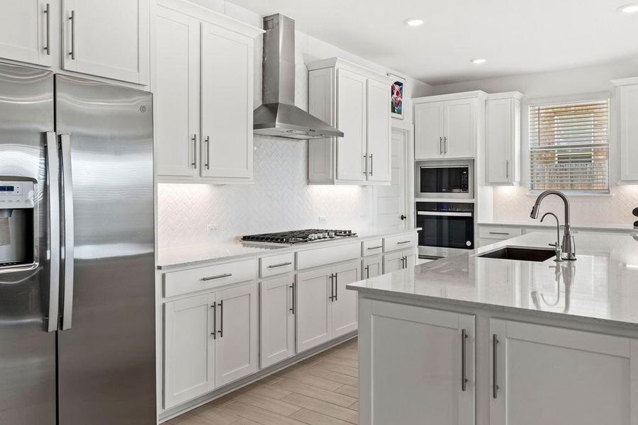 Enjoy the gas cooktop range with stainless vent hood and other appliances.