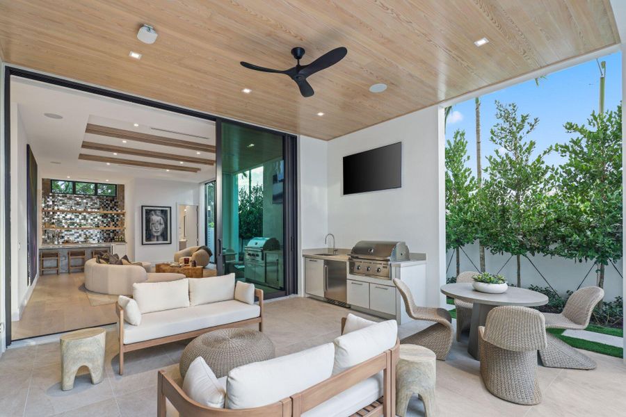 covered / screened patio