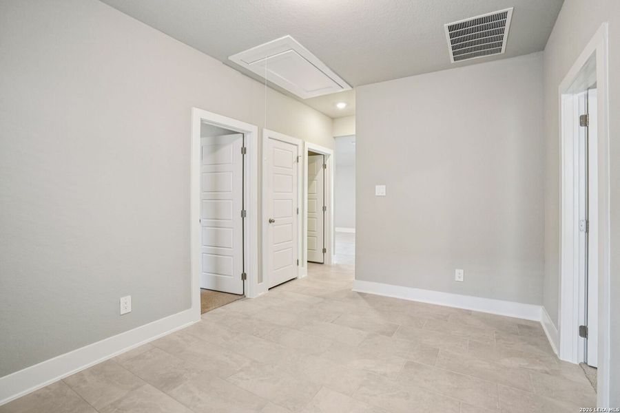Spacious, unfurnished interior of a new home in Lark Canyon, New Braunfels (Image 30).