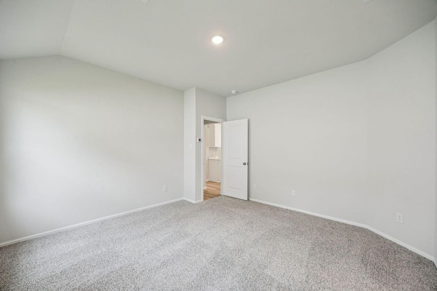 Spacious, unfurnished interior of a new home in Saint Tropez, Huffman (Image 18).