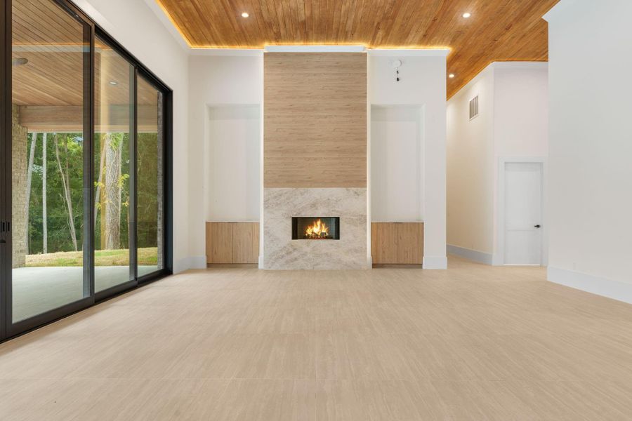 Spacious, unfurnished interior of a new home in , Tomball (Image 35).