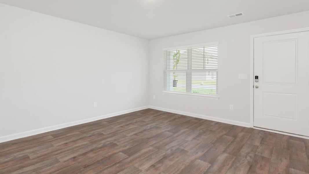 Spacious, unfurnished interior of a new home in Eagle Creek, Bolivia (Image 12).