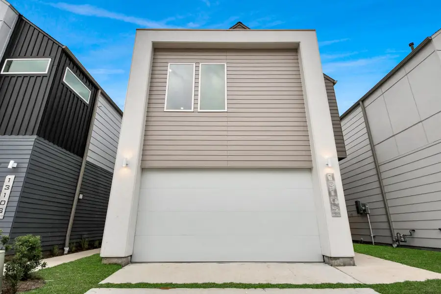 Exterior details and patio area of a home in Alicante, Houston (Image 3).
