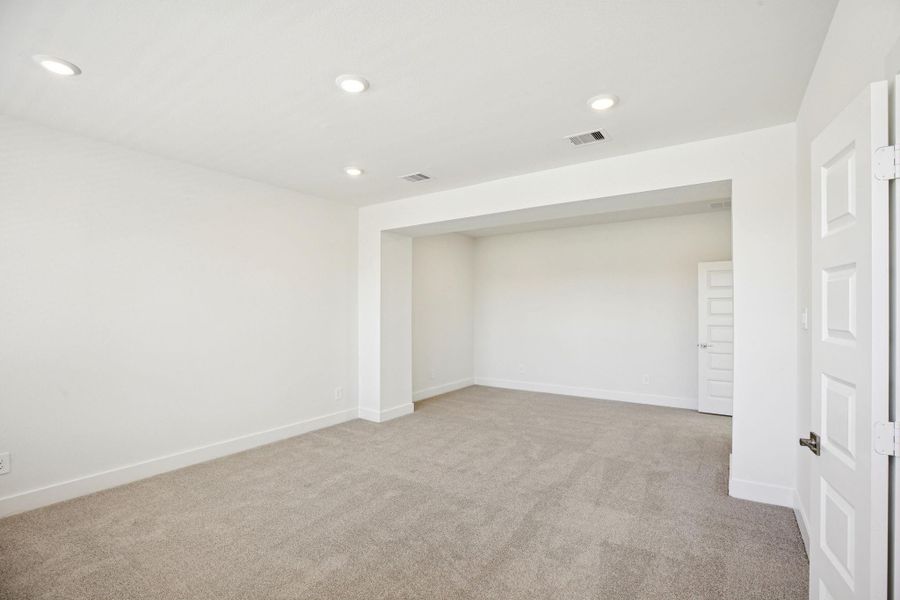 Spacious, unfurnished interior of a new home in Pinewood Trails - Luxe Series, Houston (Image 36).