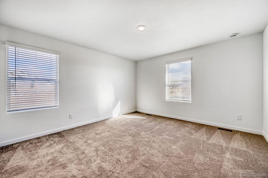 Spacious, unfurnished interior of a new home in Percheron, Colorado Springs (Image 7).