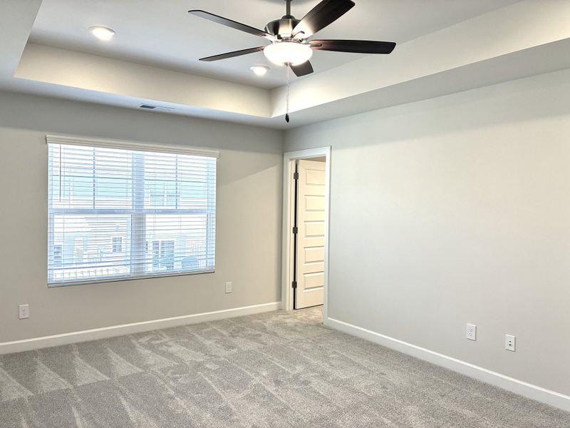 Spacious, unfurnished interior of a new home in Holly Ridge, Greenville (Image 16).