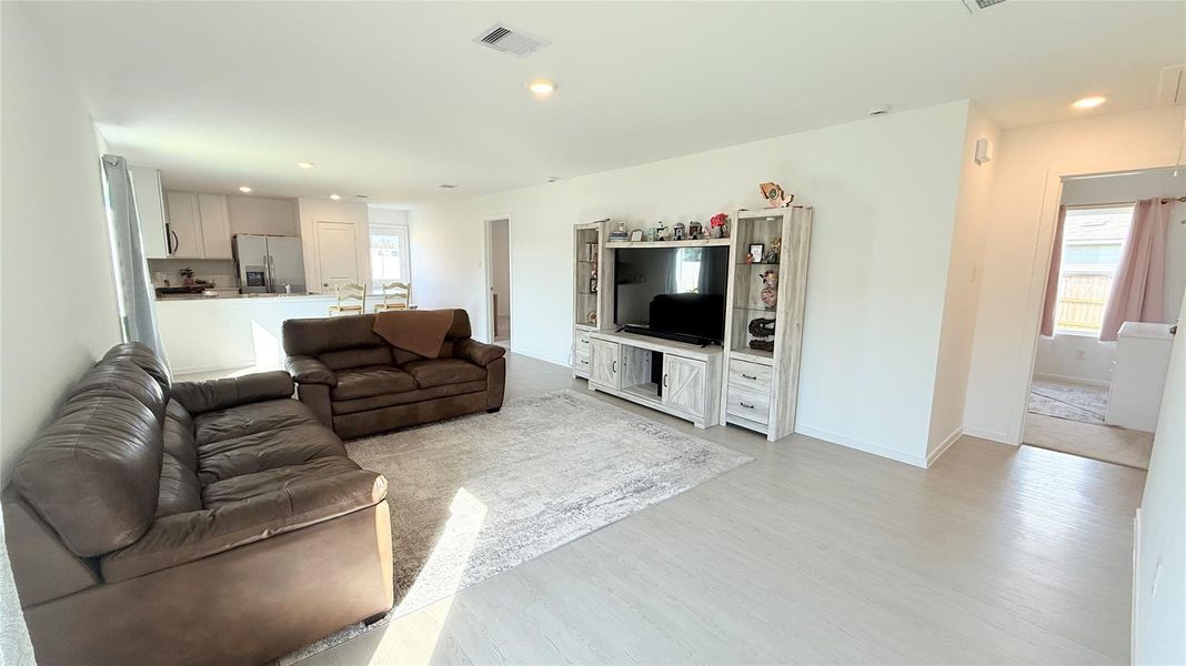 On the other side of the house you will find the two secondary bedrooms and the 2nd bathroom. On the other side of the house you will find the two secondary bedrooms and the 2nd bathroom.