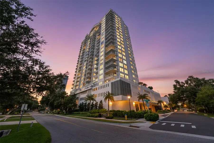 Condo located in Tampa, FL showcasing its design and architecture (Image 3).