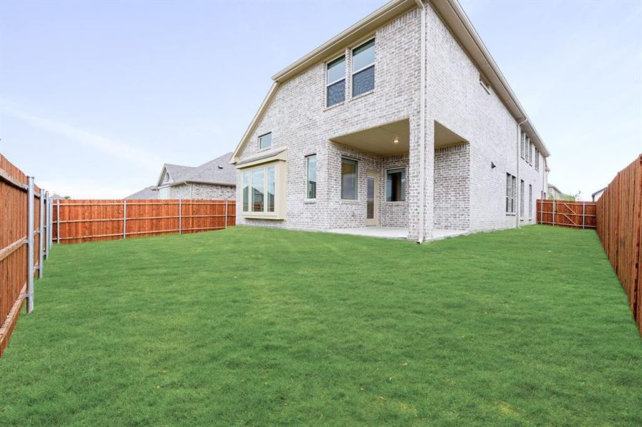 Exterior details and patio area of a home in Star Ranch, Godley (Image 4).
