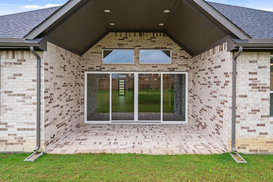 Exterior details and patio area of a home in Briarley, Montgomery (Image 4).