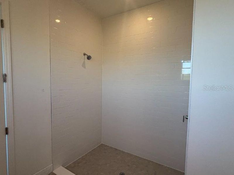 Spacious, unfurnished interior of a new home in Ardisia Park Estate, New Smyrna Beach (Image 31).