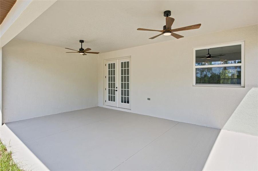 Exterior details and patio area of a home in , Dunnellon (Image 27).