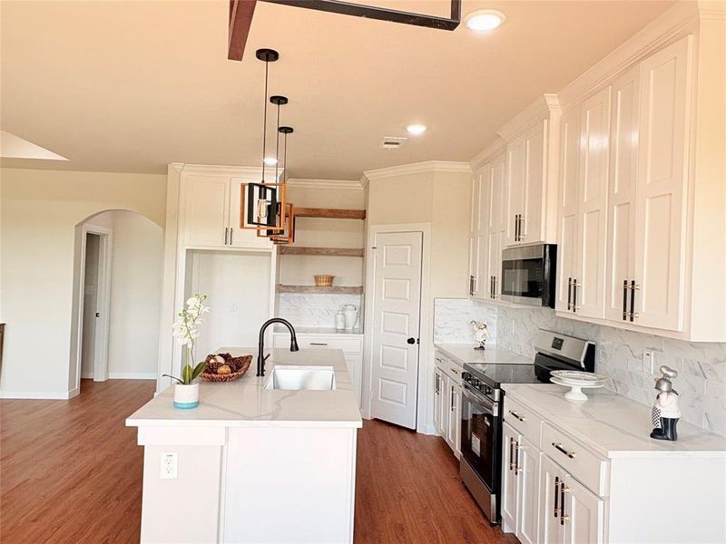 Furnished interior view inside a new home in , Quinlan (Image 8).