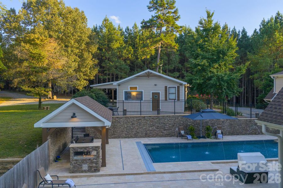 940 sq ft Guest house overlooks the pool patio w/two sets of access stairs