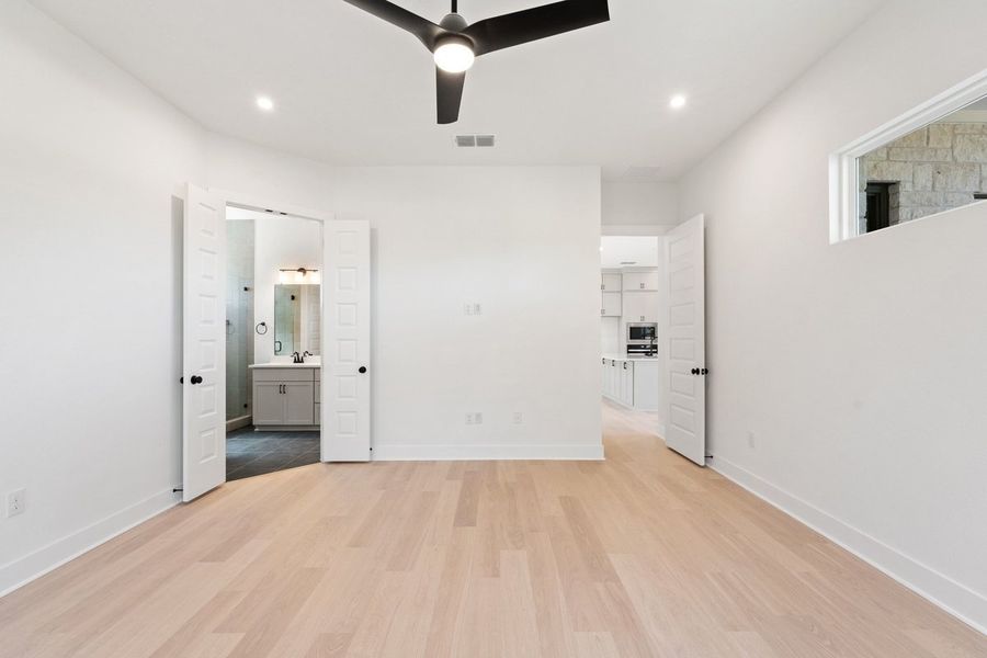 Spacious, unfurnished interior of a new home in Persimmon, Buda (Image 21).