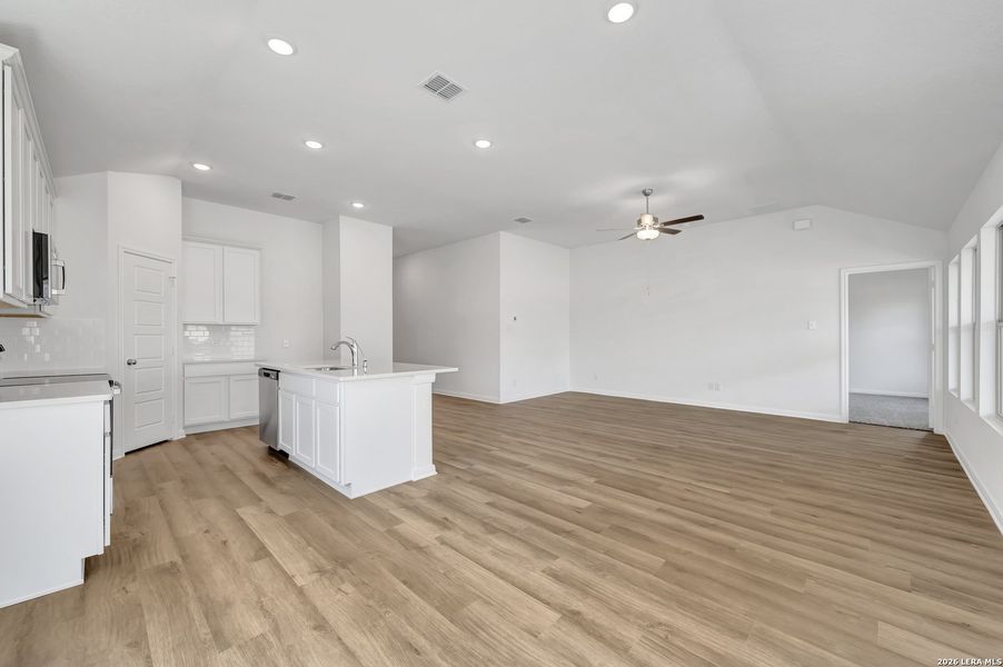 Spacious, unfurnished interior of a new home in Greenspoint Heights, Seguin (Image 34).