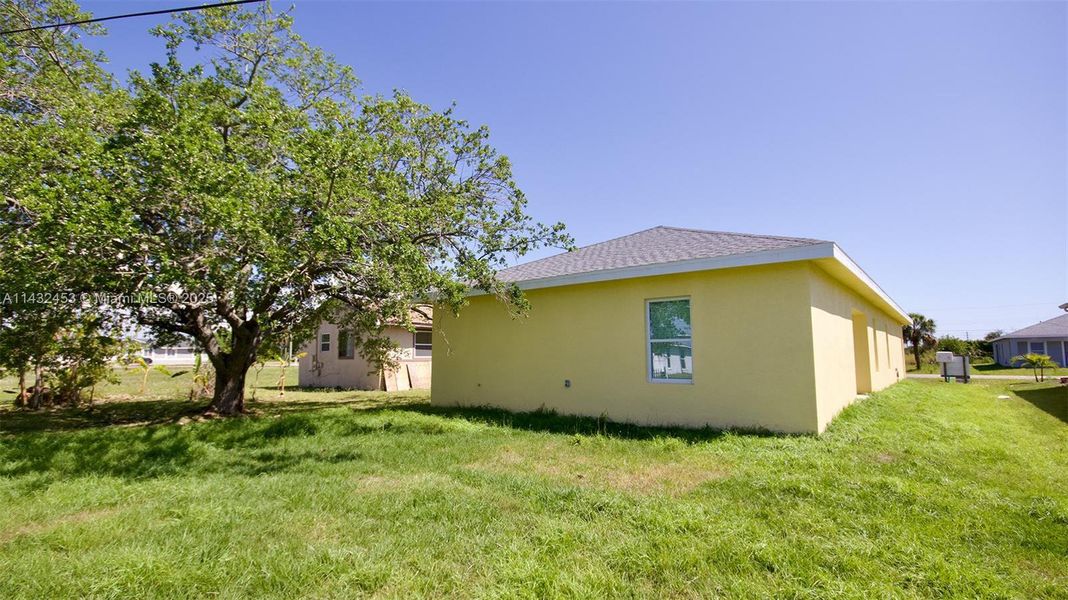 Exterior details and patio area of a home in , Fort Myers (Image 4).