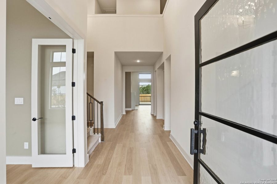 Spacious, unfurnished interior of a new home in Kinder Ranch 70's, San Antonio (Image 40).