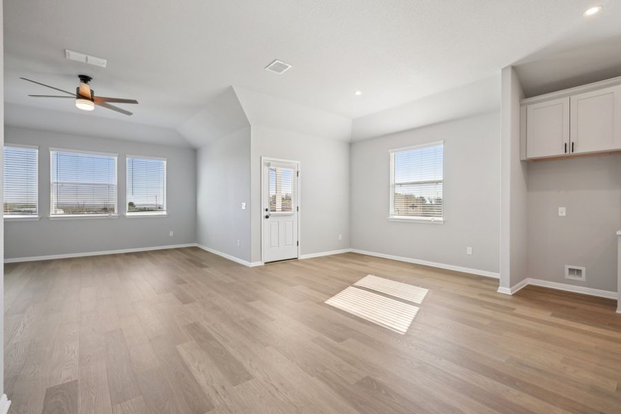 Spacious, unfurnished interior of a new home in Porter Country, Buda (Image 15).