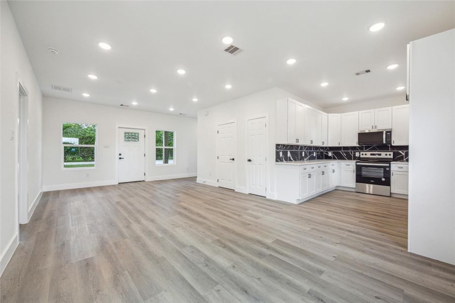 Spacious, unfurnished interior of a new home in , Santa Fe (Image 13).