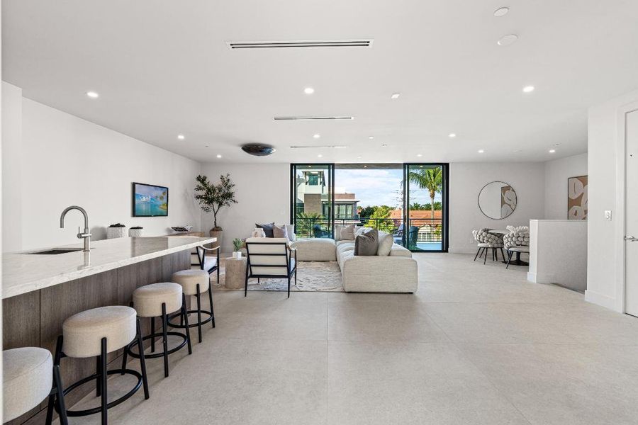 mls_CLUBROOM_STRAIGHT_DT