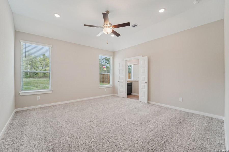 Spacious, unfurnished interior of a new home in Alamo Estates, San Antonio (Image 16).