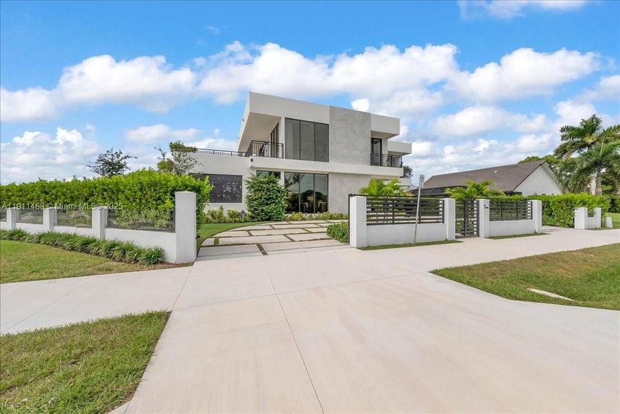 Community amenities in , Marco Island (Image 36).