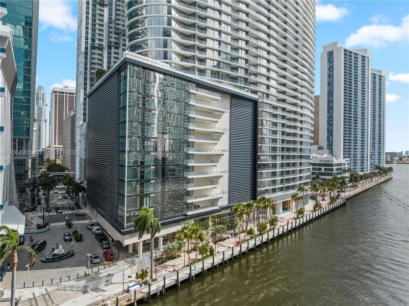 Condo located in Miami, FL showcasing its design and architecture (Image 3).