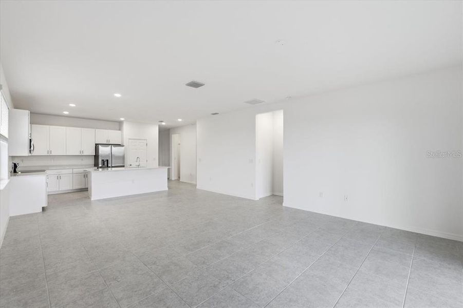 Spacious, unfurnished interior of a new home in Cypress Park Estates, Haines City (Image 9).