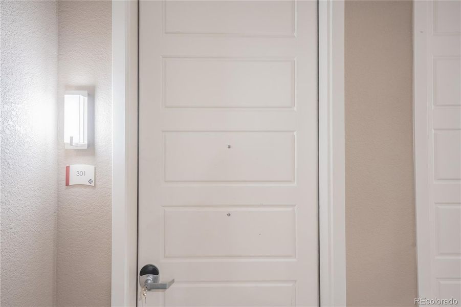 Spacious, unfurnished interior of a new home in Trailhead, Littleton (Image 9).