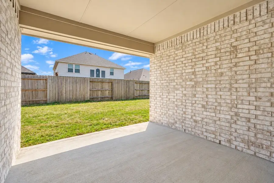 Exterior details and patio area of a home in Lago Mar, Texas City (Image 3).