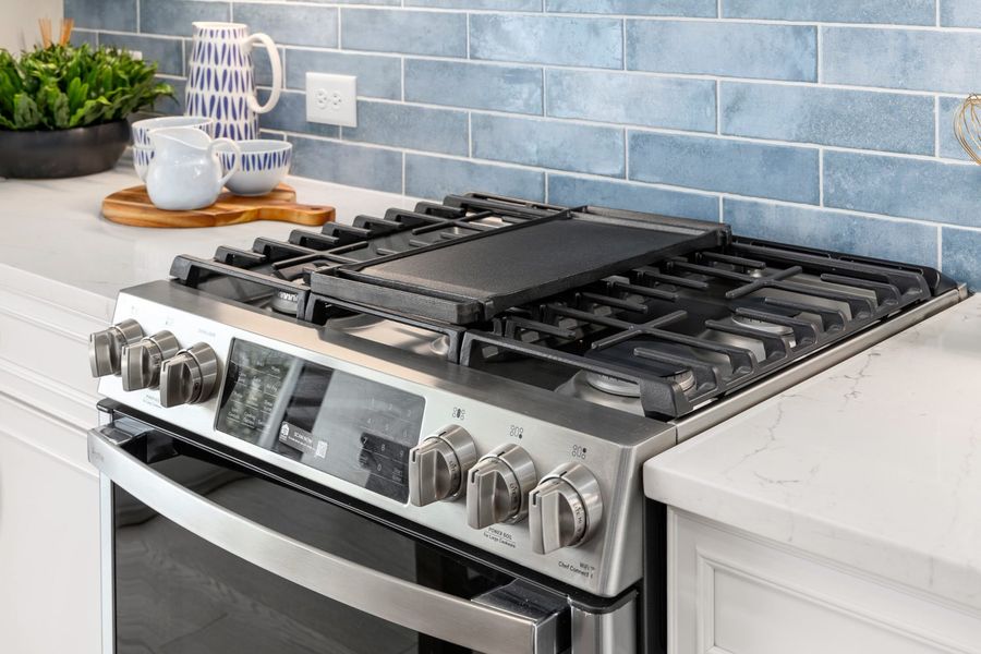 Representative interior finishes for a home built from the Liberty 4 by Neal Communities in Palmera, Venice (Image 21).