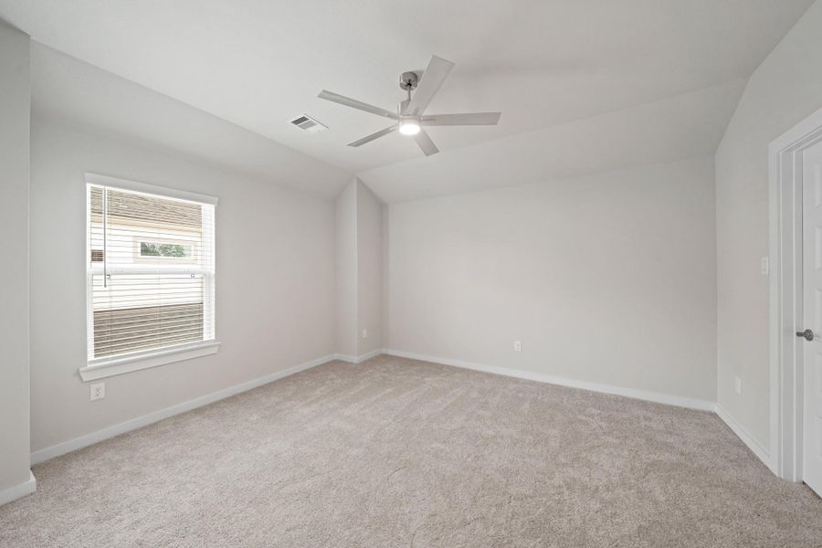 Spacious, unfurnished interior of a new home in Barton Creek Ranch, Conroe (Image 17).