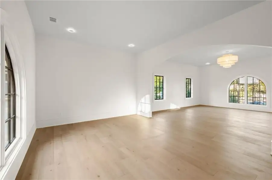 Spacious, unfurnished interior of a new home in , Alpharetta (Image 45).