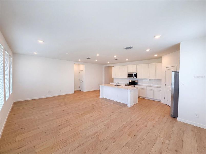 Spacious, unfurnished interior of a new home in Hidden Ridge, Groveland (Image 12).