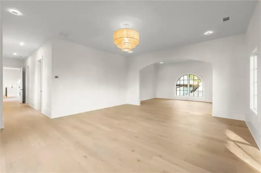 Spacious, unfurnished interior of a new home in , Alpharetta (Image 25).