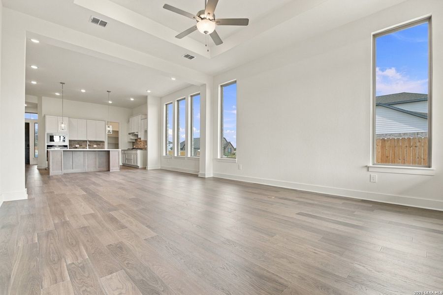 Spacious, unfurnished interior of a new home in Haby Hill 50s, San Antonio (Image 15).