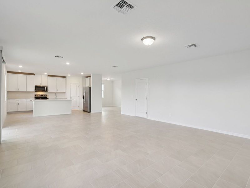 Spacious, unfurnished interior of a new home in The Reserve at Twin Lakes, St. Cloud (Image 9).