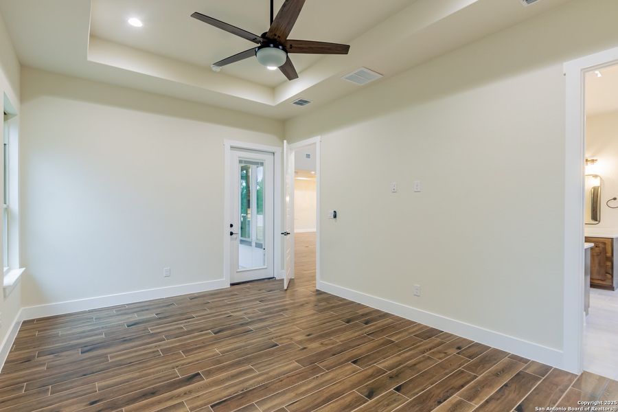 Spacious, unfurnished interior of a new home in , La Vernia (Image 53).