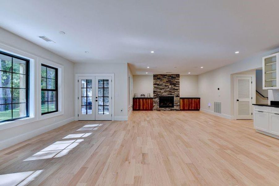 Spacious, unfurnished interior of a new home in , Gainesville (Image 22).