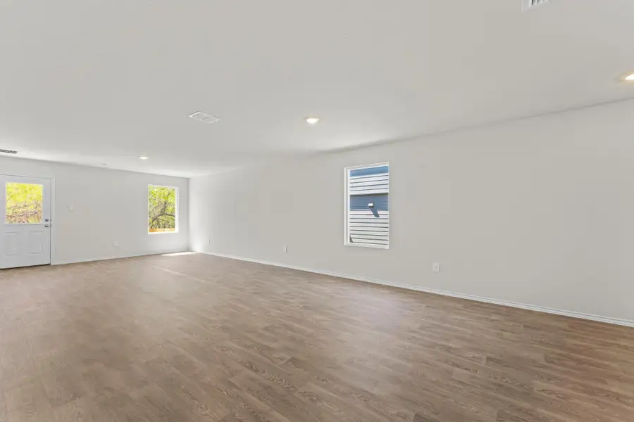 Spacious, unfurnished interior of a new home in Ladera, Luling (Image 22).