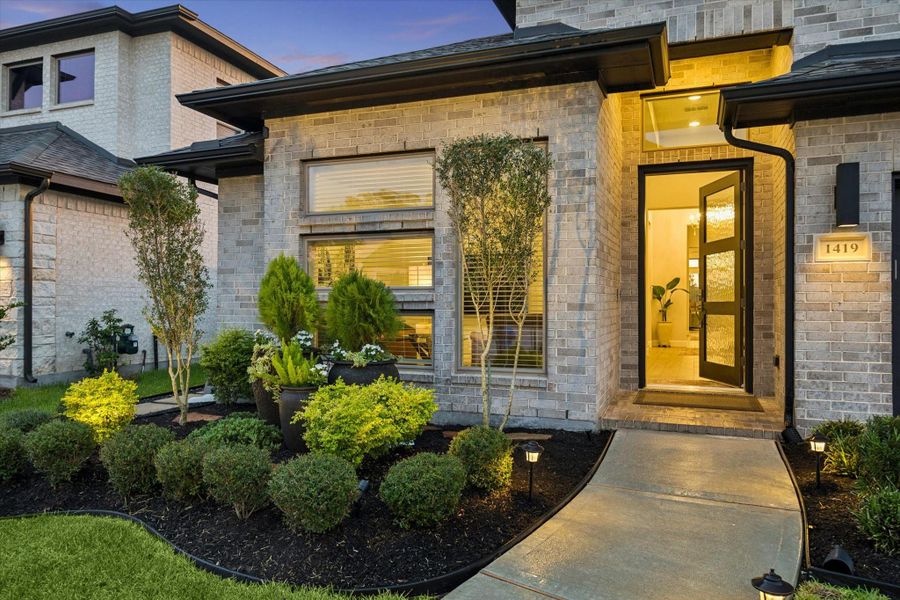 Exterior details and patio area of a home in Sienna, Missouri City (Image 3).