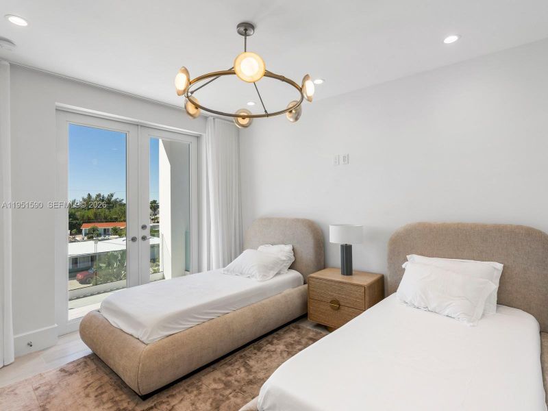 Furnished interior view inside a new home in , Marathon (Image 52).