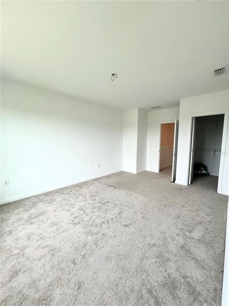 Spacious, unfurnished interior of a new home in , Sarasota (Image 20).