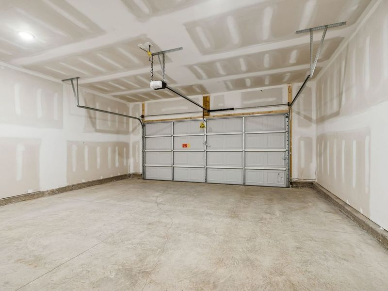 Spacious, unfurnished interior of a new home in Sage Farms, White House (Image 34).