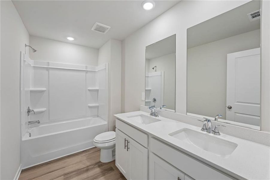 Furnished interior view inside a new home in Ivey Township, Dallas (Image 6).