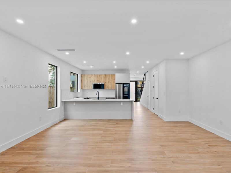 Spacious, unfurnished interior of a new home in , Miami (Image 21).