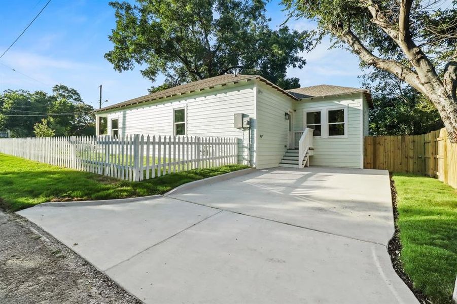 Front exterior of a new home in , Dallas, TX, highlighting curb appeal (Image 16). Front exterior of a new home in , Dallas, TX, highlighting curb appeal (Image 16).