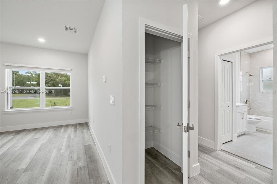 Spacious, unfurnished interior of a new home in , Ocala (Image 29).