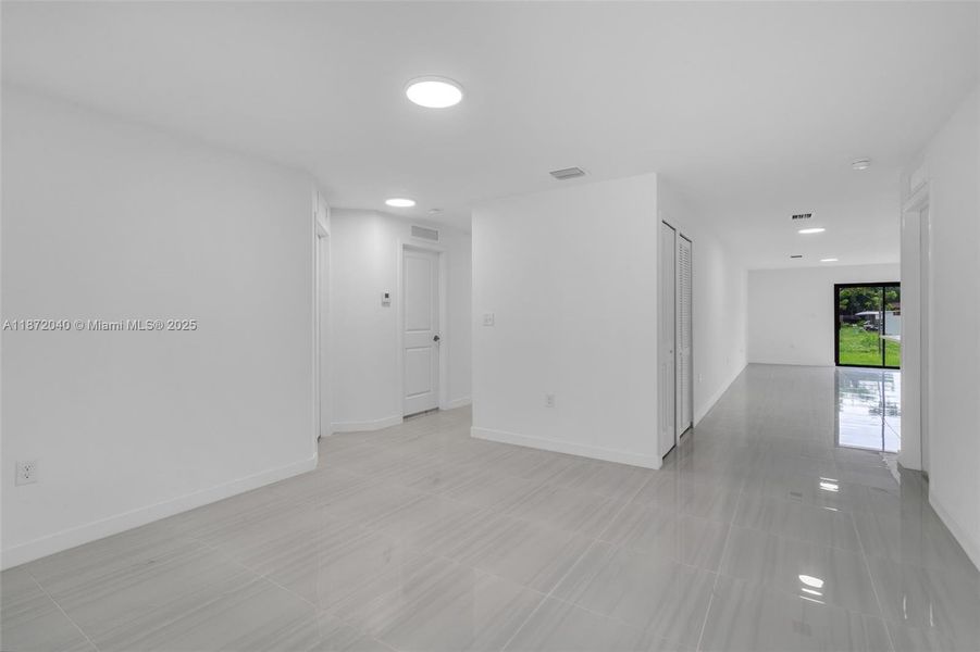 Spacious, unfurnished interior of a new home in , Miami Gardens (Image 19).